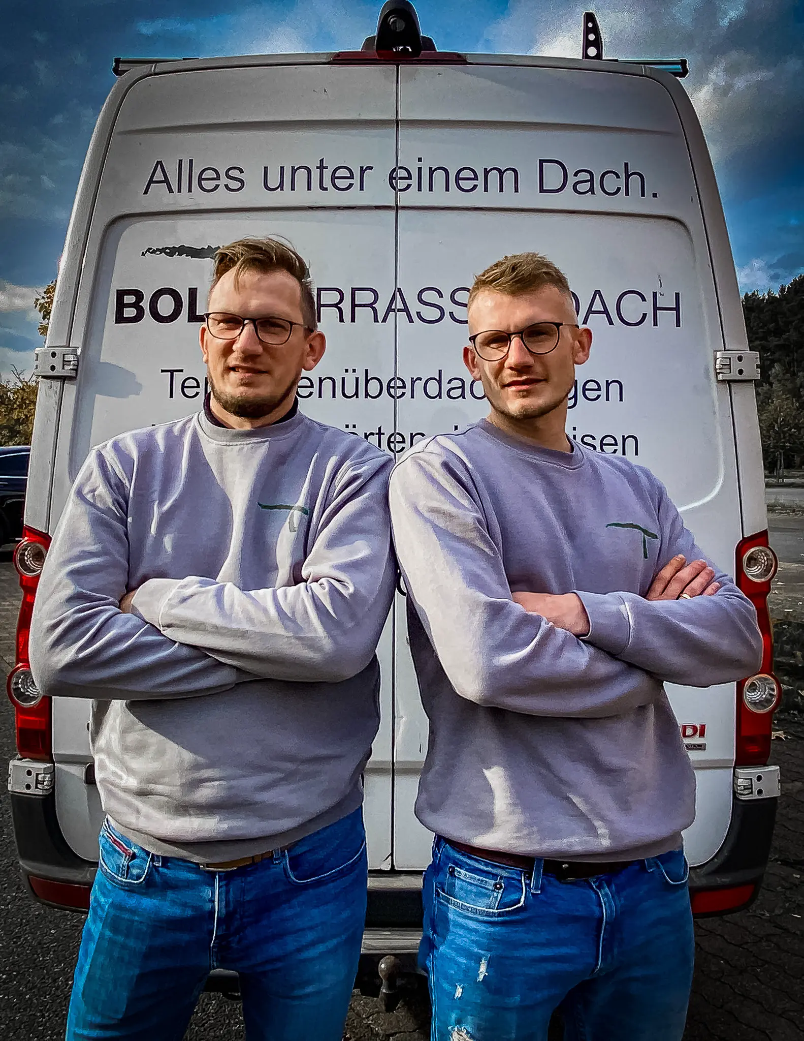 Benjamin und Alex Boldt vor dem Transporter
